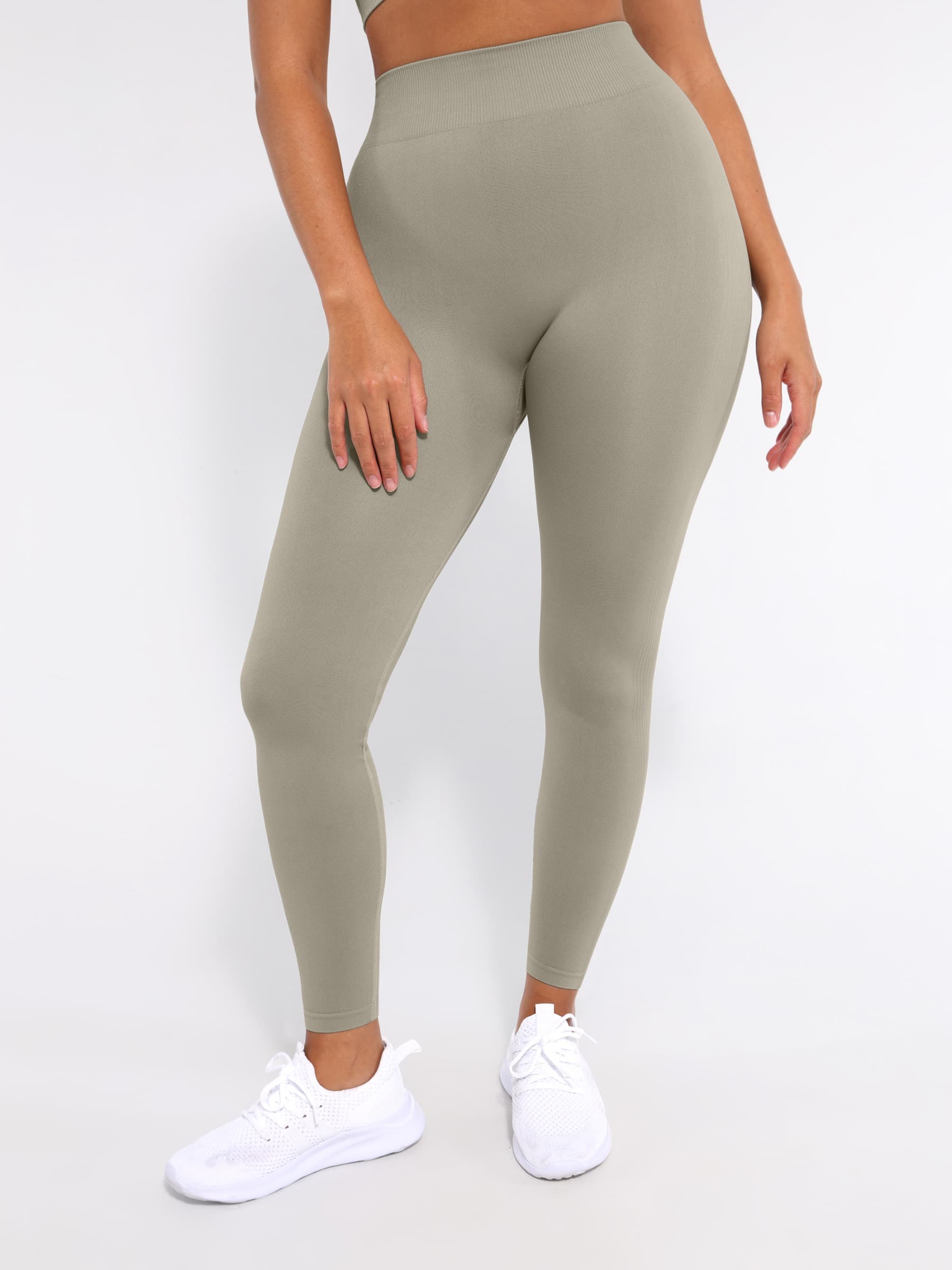 https://cdn.shopify.com/s/files/1/0493/3874/4983/files/activewear-43373357695200.jpg?v=1728975017